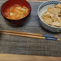 親子丼、人参と油揚げの味噌汁、フルーツ|さきさん