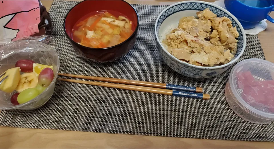 親子丼、人参と油揚げの味噌汁、フルーツ|さきさん