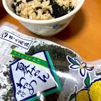 玄米ご飯に山口土産で貰ったソフトふりかけ〜しそわかめが名物で大好きだけど夏みかんわかめ！初めましての爽やかな味も美味しい😋|さくたえさん