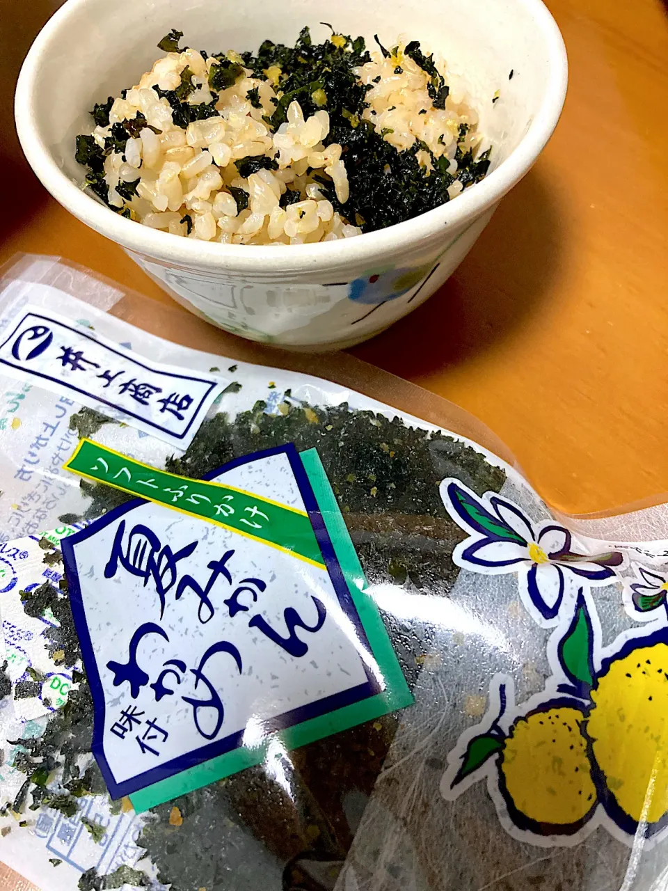 玄米ご飯に山口土産で貰ったソフトふりかけ〜しそわかめが名物で大好きだけど夏みかんわかめ！初めましての爽やかな味も美味しい😋|さくたえさん