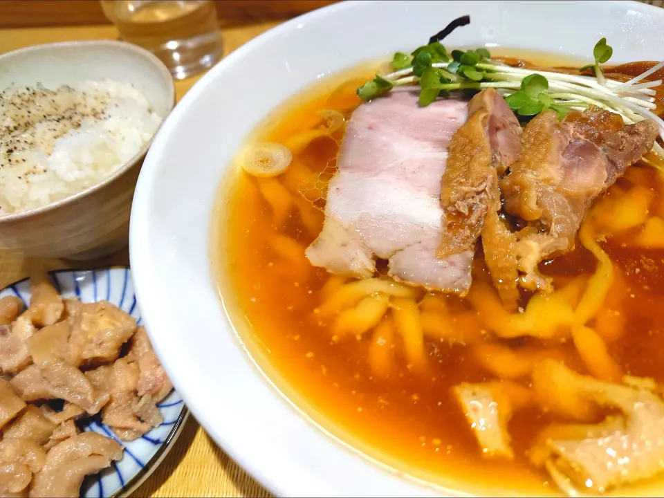 【食べログ TOP 5000 選出店】 
手打 親鶏中華そば 綾川 
親鶏中華そば 中太麺 
(中太麺or極太麺の選択、860円)
＋親かわ×2 (別皿、50円×2) 
＋小ライス (100円) 
＠恵比寿5分 
(JR渋谷駅から徒歩20分)
25004
〈醤2塩1噌󠄀0タ1昆0冷0出0F0〉|大脇さん