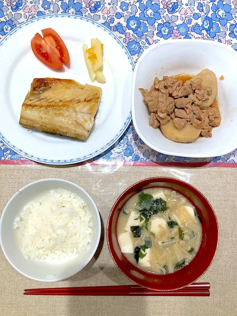 サバの塩焼と里芋と豚肉の煮物|おしゃべり献立さん