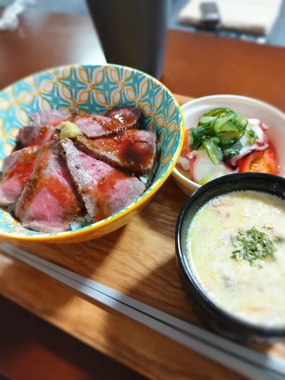 ローストビーフ丼とタコのマリネサラダとチャウダースープ|マイキーさん