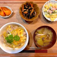 夜ご飯(他人丼、ひじき煮、マカロニサラダ、白菜ツナスープ、柿)|cocomikaさん