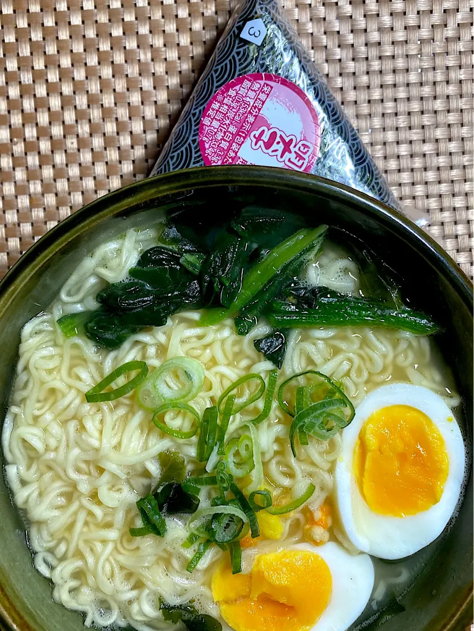 ラーメン🍜おにぎり🍙セット|すくらんぶるえっぐさん