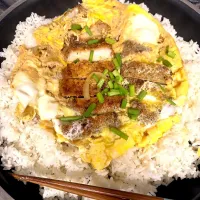 留学中の息子作！！塩糀パウダーで下味つけて〜　柔らかBIGカツ丼😋| チョコさん