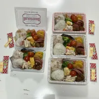 年明け初お弁当は部活の試合弁当です☆おにぎり（鮭フレーク・梅肉）☆ボロニアハム☆卵焼き☆鮭☆チキンナゲット☆ツナマヨフライ☆ミートボール☆マカロニサラダ☆ブロッコリー☆プチトマト|Saharaさん