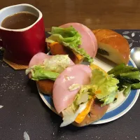 レーズンロールパントーストサンドイッチ、ウグイスあんぱん、野沢菜漬け、ホットコーヒー、バナナ(朝ご飯)|enarinさん