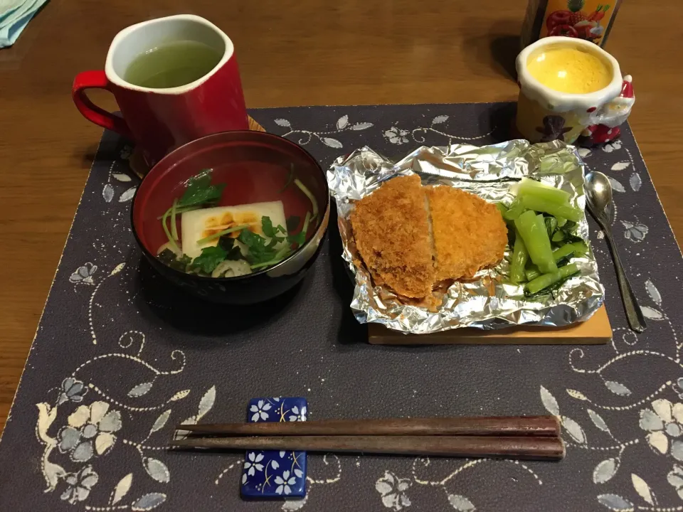 お雑煮、コロッケ、メンチカツ、野沢菜漬け、熱い日本茶、手作りプリン(昼飯)|enarinさん