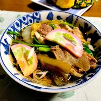 年越し鴨蕎麦(鴨鍋の出汁で❣️)                         今までで一番細い極細の蕎麦を見つけたので、娘が茹でて盛り付けをしました　　　　　　運も味方につけるため、細〜く(過去一細い)なので歯応えは期待してませんでしたが、鴨の出汁が美味しかった(´˘`๑)うんうん！せりが高すぎた‼️𖠶𖠶ꜝꜝ3件廻ってやっと買えたが500円‼(•’Д’• ۶)۶|ちぃちゃんさん