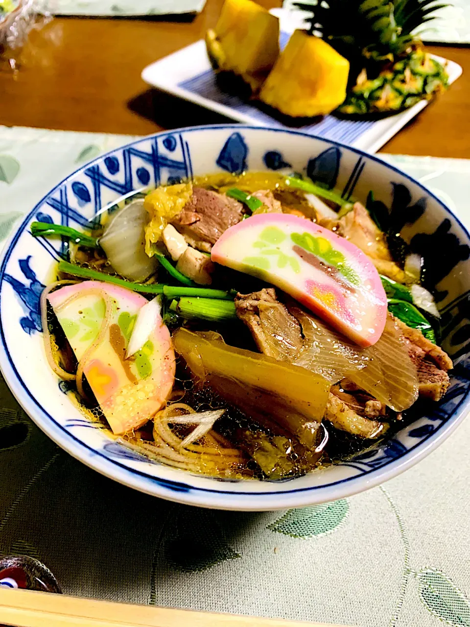 年越し鴨蕎麦(鴨鍋の出汁で❣️)                         今までで一番細い極細の蕎麦を見つけたので、娘が茹でて盛り付けをしました　　　　　　運も味方につけるため、細〜く(過去一細い)なので歯応えは期待してませんでしたが、鴨の出汁が美味しかった(´˘`๑)うんうん！せりが高すぎた‼️𖠶𖠶ꜝꜝ3件廻ってやっと買えたが500円‼(•’Д’• ۶)۶|ちぃちゃんさん