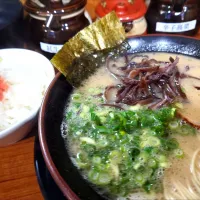 【2004年創業】 
博多長浜らーめん ぼたん 大塚本店
ラーメン (麺の固さ：やわ、900円) 
＋明太ごはん (300円) 
＠大塚2分 
(JR板橋駅から徒歩22分)
25005
〈醤3塩1噌󠄀0タ1昆0冷0出0F0〉|大脇さん