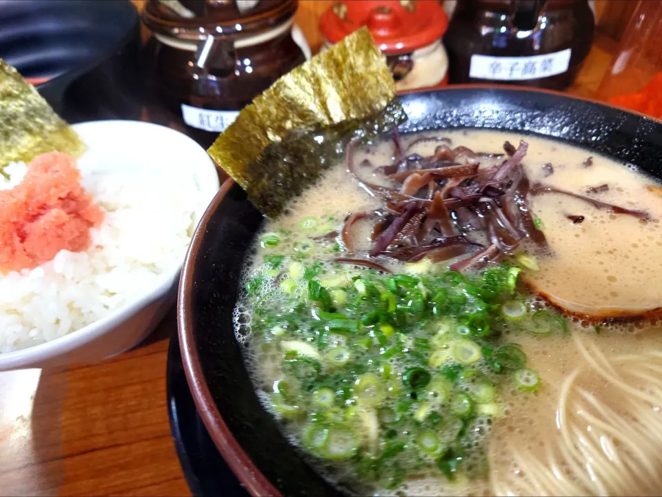 【2004年創業】 
博多長浜らーめん ぼたん 大塚本店
ラーメン (麺の固さ：やわ、900円) 
＋明太ごはん (300円) 
＠大塚2分 
(JR板橋駅から徒歩22分)
25005
〈醤3塩1噌󠄀0タ1昆0冷0出0F0〉|大脇さん