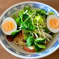 拌麺 鵝油金葱 に煮卵・三つ葉・長葱・ピーマン・蒲鉾をトッピング|リフルシャッフルさん