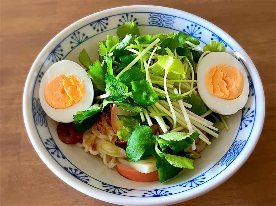 拌麺 鵝油金葱 に煮卵・三つ葉・長葱・ピーマン・蒲鉾をトッピング|リフルシャッフルさん