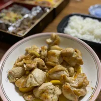 夜　鶏肉レモン焼き､御節残|みちくんさん