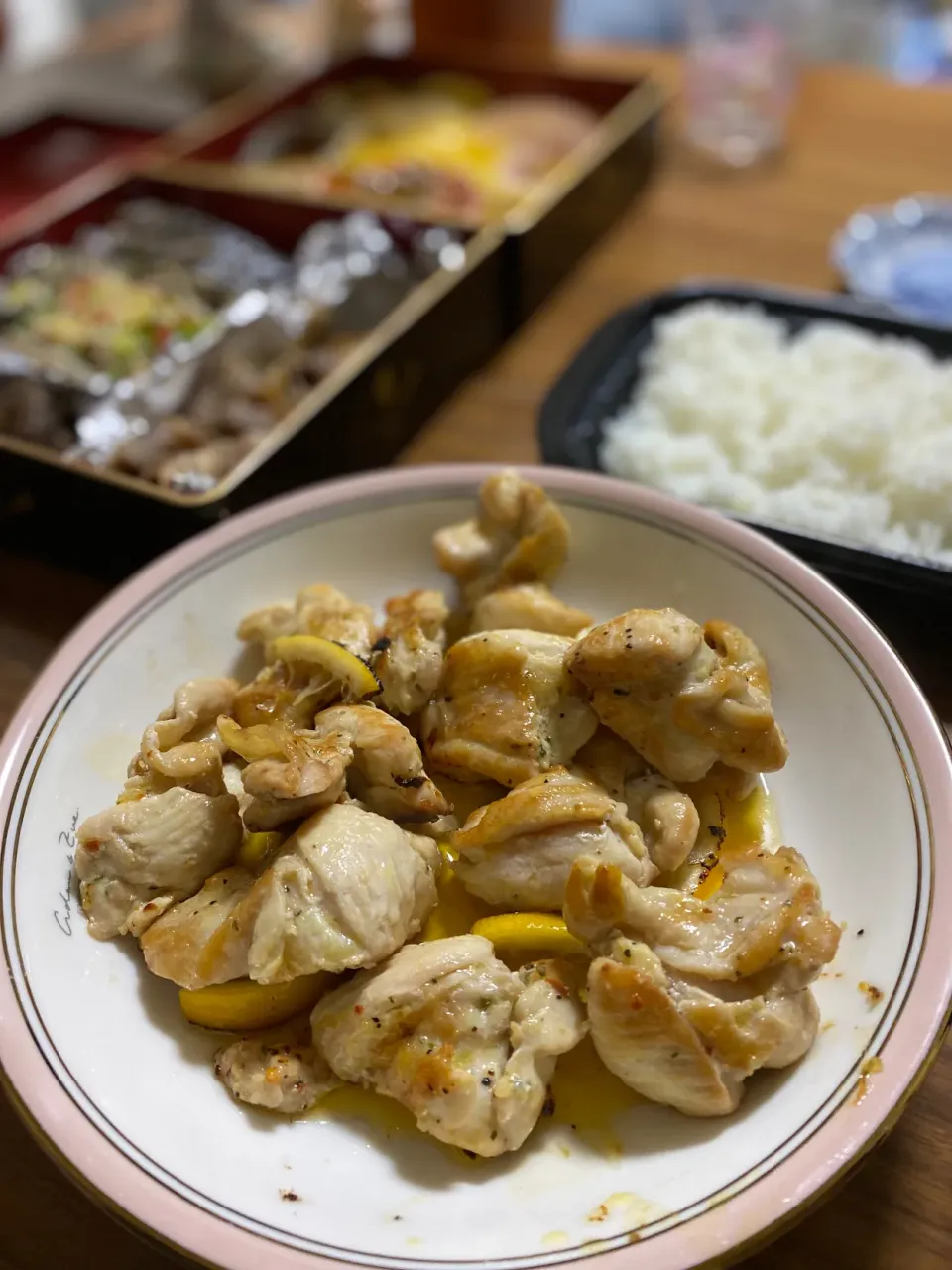 夜　鶏肉レモン焼き､御節残|みちくんさん