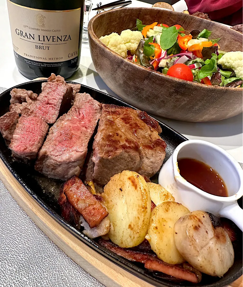 ガッツリステーキ🥩➰🥂😋|ナムナムさん