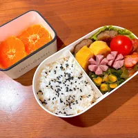 冬休みお弁当(ハンバーグ、ウインナー、卵焼き、トマト、ナポリタン、ほうれん草コーン、みかん)|cocomikaさん