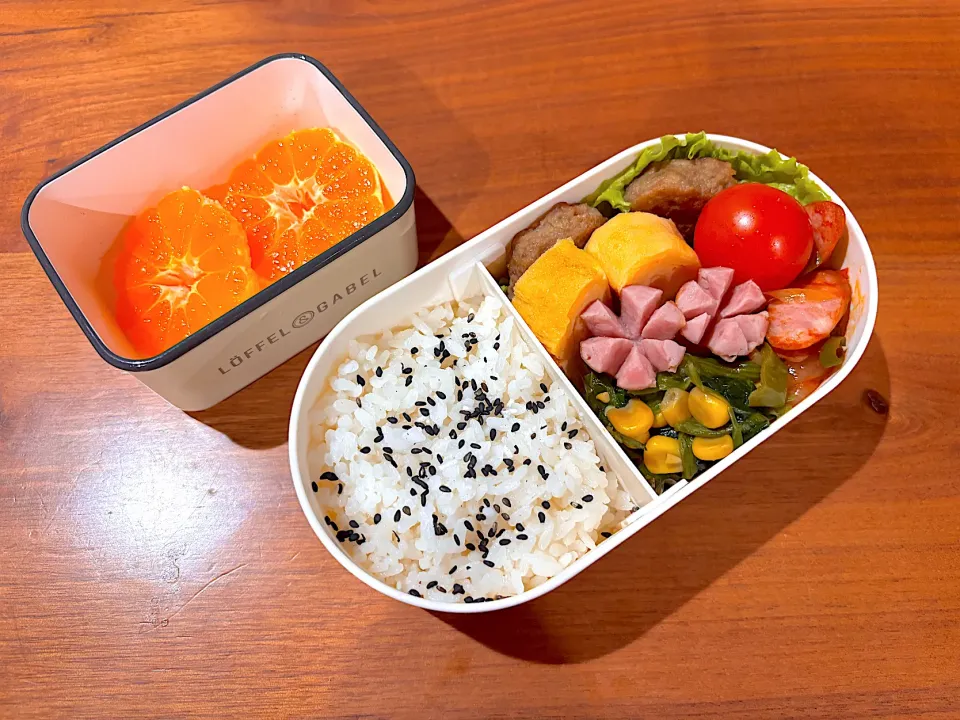 冬休みお弁当(ハンバーグ、ウインナー、卵焼き、トマト、ナポリタン、ほうれん草コーン、みかん)|cocomikaさん