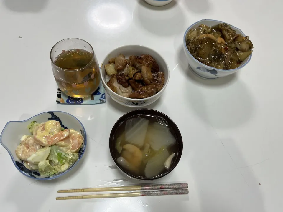 今日から晩御飯も通常運転☆ねぎま丼☆鍋キューブでスープ（えび・白菜・しめじ）☆サラダ（えび・ブロッコリー・ゆで卵）☆帆立と数の子の松前漬け|Saharaさん