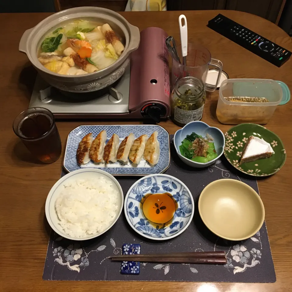 ご飯、海鮮鍋、焼き餃子、小松菜のお浸し、胡麻高菜漬け、たたきごぼう、烏龍茶、手作りガトーマジックバナナチョコケーキ(夕飯)|enarinさん