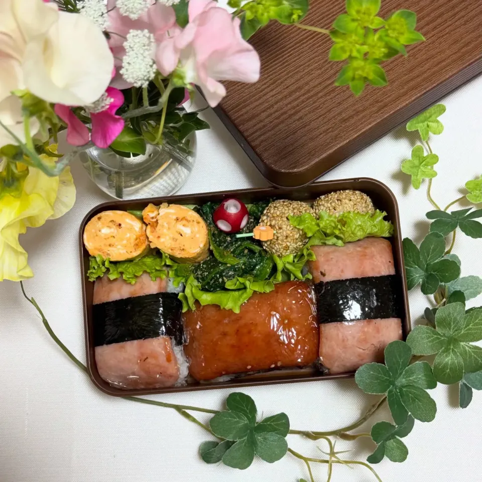 1/7❤︎主人のスパムおにぎり弁当🌱
（プレーン.焼肉タレ）

＊ お昼ごはん
＊ 主人弁当
＊ スパム
＊ 桜海老たまご焼き
＊ スパムおにぎり 
＊ 胡麻だんご
＊ ほうれん草胡麻和え|Makinsさん