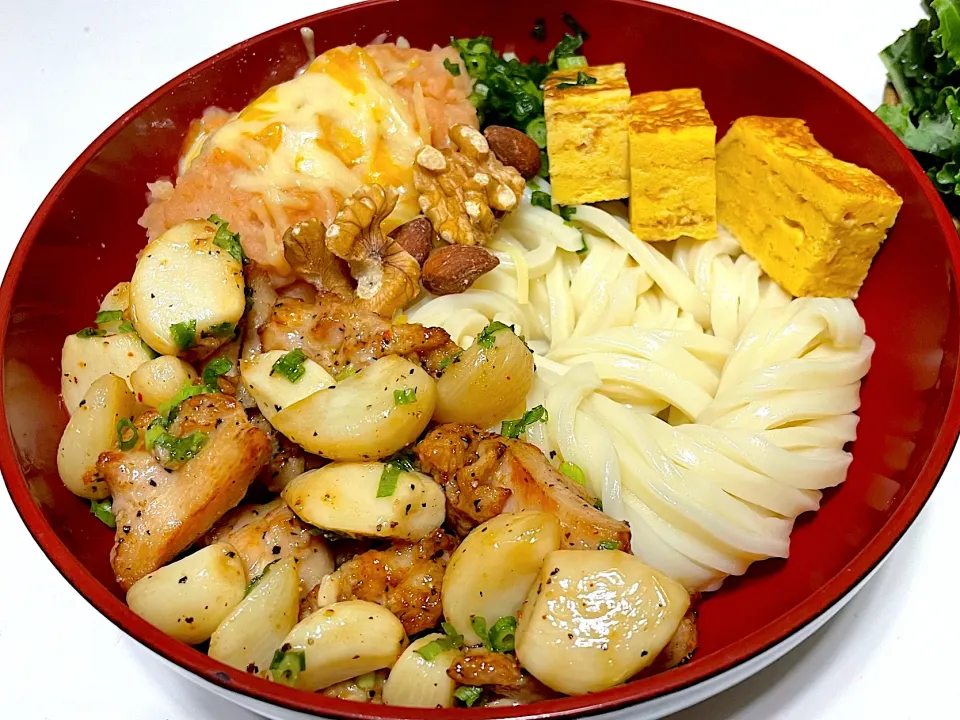 にんにくゴロゴロ スタミナ チキンうどん　　　　明太チーズポテト トッピング🧄🍗🧀🥔|マニラ男さん