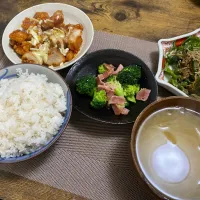 ヤンニョムチキン（コストコ）　ピーマンじゃこ炒め　ブロッコリーとベーコンのニンニク炒め　麦ご飯　味噌汁| ♡misaki♡さん