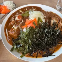 辛口バターチキンと極辛キーマクラシックのあいがけ🍛味玉トッピング🥚ピクルスマシマシ🥒|buhizouさん