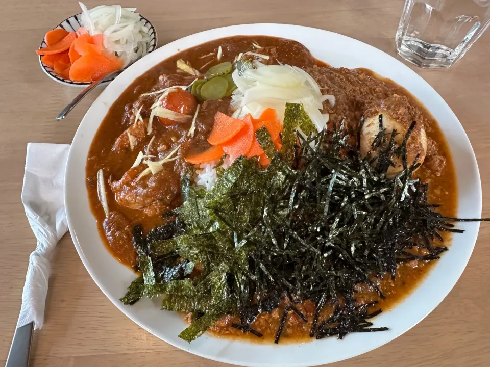 辛口バターチキンと極辛キーマクラシックのあいがけ🍛味玉トッピング🥚ピクルスマシマシ🥒|buhizouさん