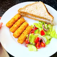 Fish fingers,green salad,Bread and cheese|Lynさん