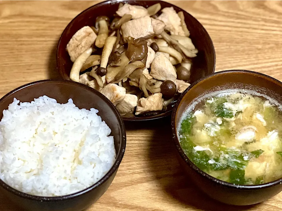 ☆鶏肉ときのこのバターしょう油ソテー ☆小松菜と豆腐と卵の味噌汁|まぁたんさん