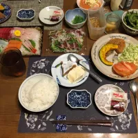 ご飯、コロッケ、メンチカツ、薄切りかぼちゃの素揚げ、千切りキャベツ、トマト、ポテトサラダ、刺身盛り合わせ、土佐造り、小松菜のお浸し、枝豆、たたきごぼう、沢庵、烏龍茶、自家製デザートプレート(ホイップクリームがけガトーマジックバナナチョコケーキのアイスクリーム添え)(夕飯)|enarinさん