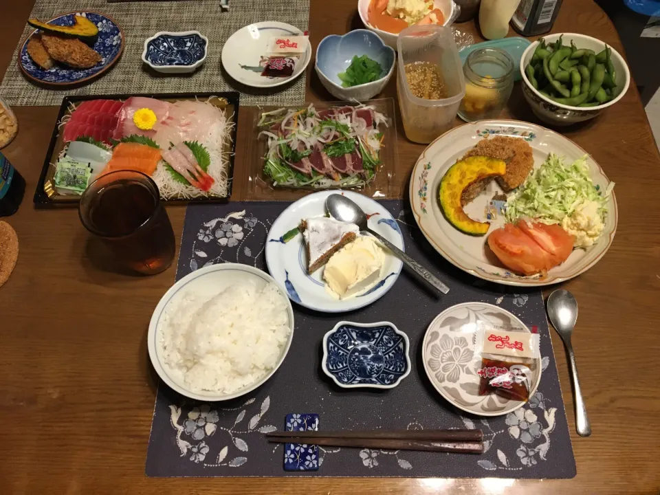 ご飯、コロッケ、メンチカツ、薄切りかぼちゃの素揚げ、千切りキャベツ、トマト、ポテトサラダ、刺身盛り合わせ、土佐造り、小松菜のお浸し、枝豆、たたきごぼう、沢庵、烏龍茶、自家製デザートプレート(ホイップクリームがけガトーマジックバナナチョコケーキのアイスクリーム添え)(夕飯)|enarinさん