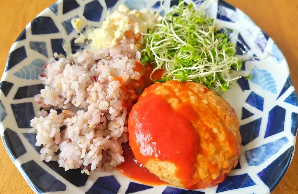 2024 0624　トマトチーズハンバーグ　サラダ　ポテトサラダ|いもこ。さん