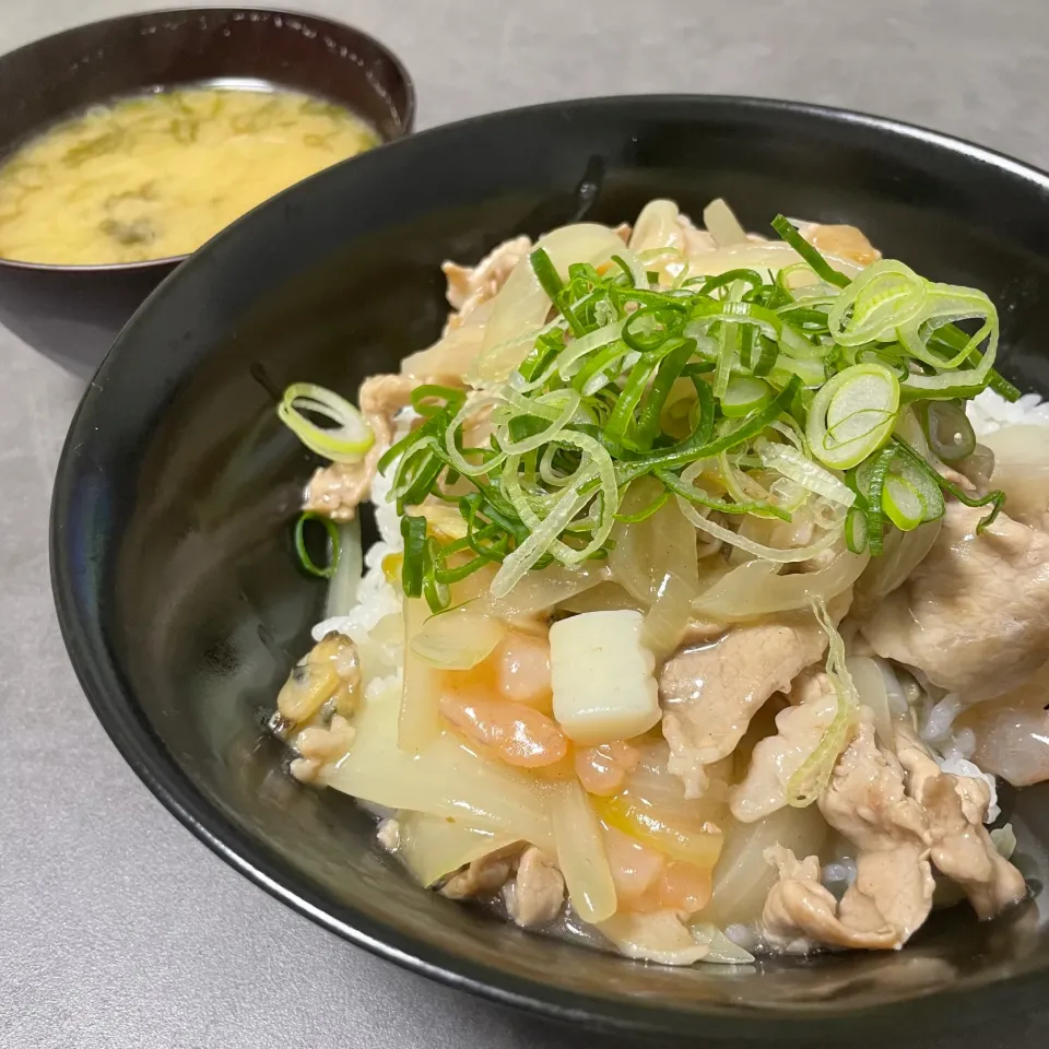 玉ねぎと豚バラの塩豚丼|くるみさん