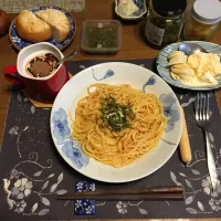 明太子パスタ、クリームチーズパン、めかぶ、たたきごぼう、沢庵、胡麻高菜漬け、ホットミルクココア、輪切りバナナのアイスクリーム添え(昼飯)|enarinさん