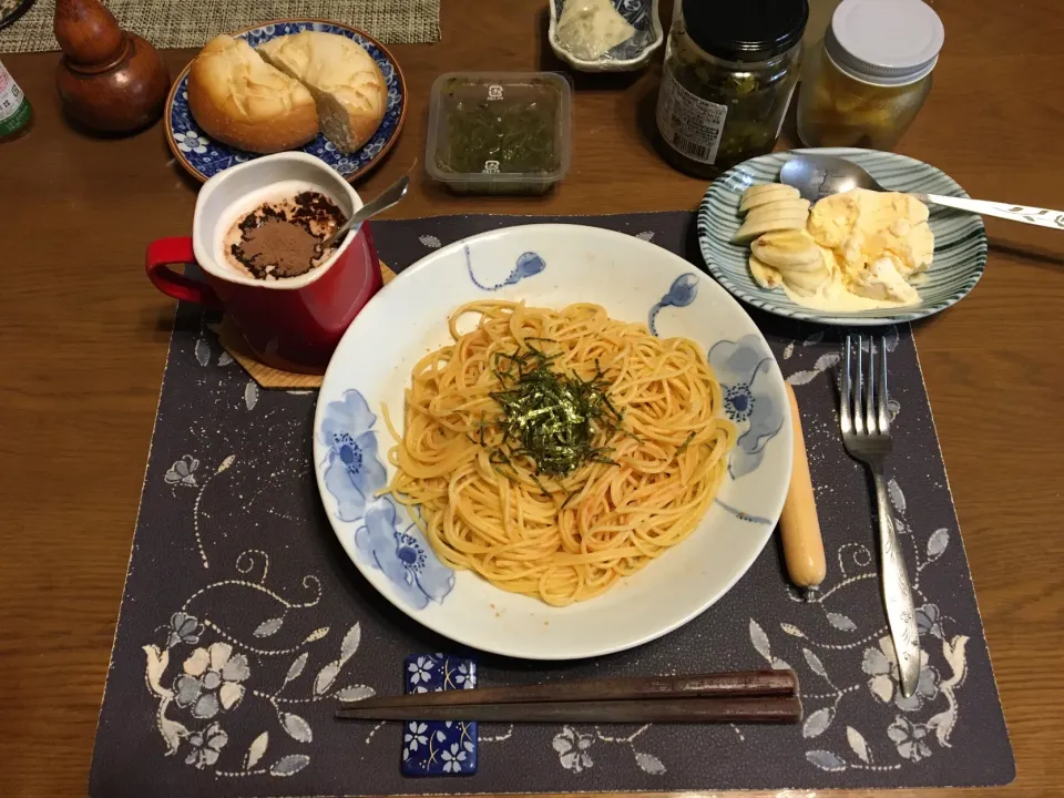 明太子パスタ、クリームチーズパン、めかぶ、たたきごぼう、沢庵、胡麻高菜漬け、ホットミルクココア、輪切りバナナのアイスクリーム添え(昼飯)|enarinさん