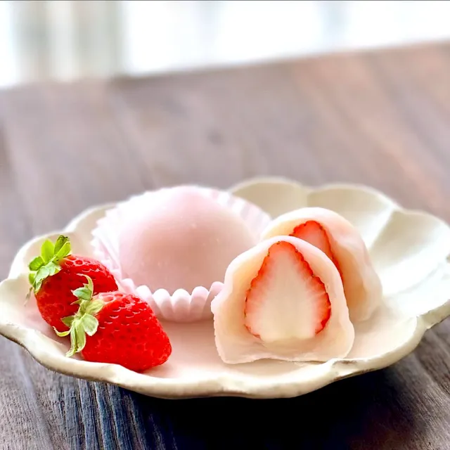 Snapdishの料理・レシピ写真:いちご大福🍓｜ひと手間で♡いちごの簡単おやつ♪