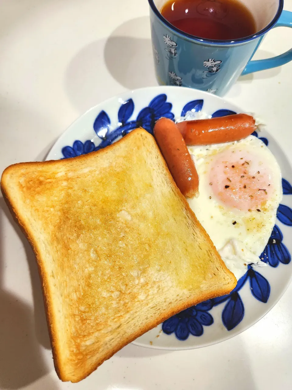 トースト、目玉焼き、ソーセージ、紅茶|さきさん