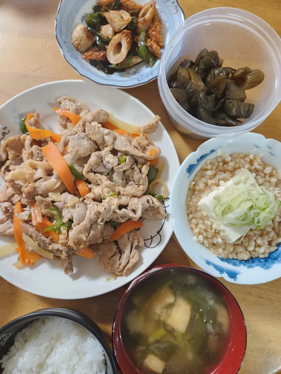 生姜焼き、揚出し風豆腐、油揚げと小松菜の味噌汁、ちくわとピーマンのきんぴら、きゅうりの漬物|さきさん