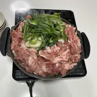 晩御飯☆蒸ししゃぶ風鍋。千切りキャベツ・もやし・葱・豚こま。味付けは鍋キューブ。〆は雑炊|Saharaさん