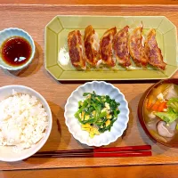 夜ご飯(味の素の餃子、ニラ卵、けんちん汁)|cocomikaさん