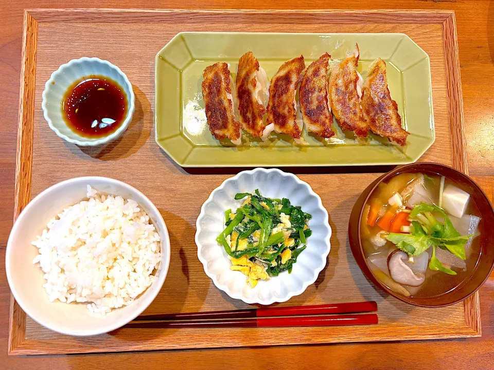 夜ご飯(味の素の餃子、ニラ卵、けんちん汁)|cocomikaさん