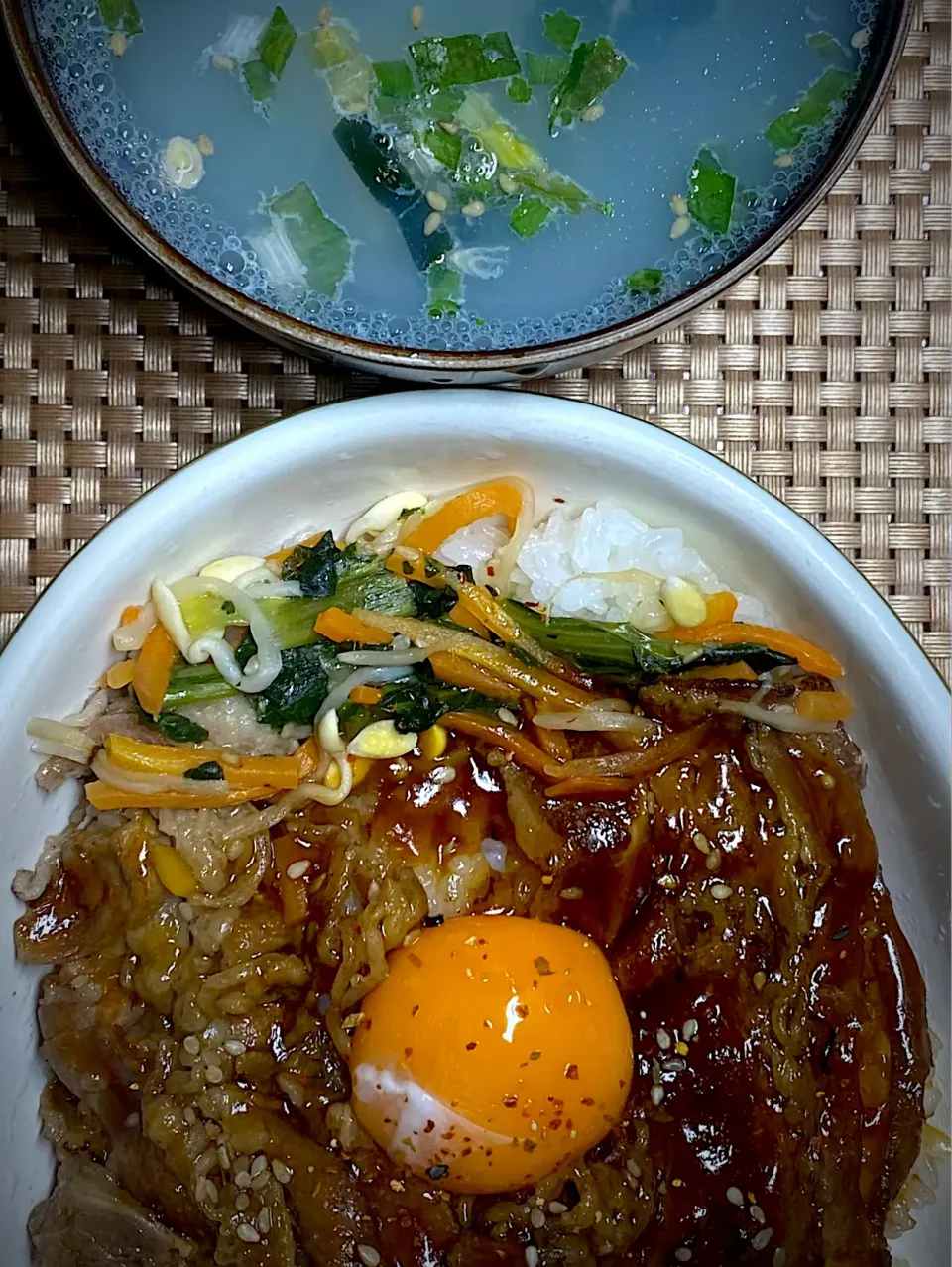 牛カルビ丼|すくらんぶるえっぐさん