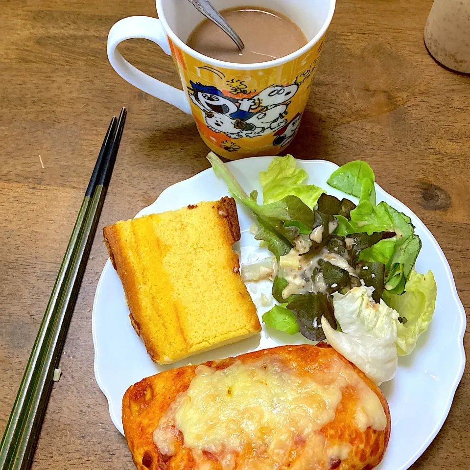 ピザパンにチーズのせて焼く|みんみんさん