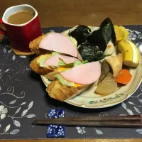 鮭の混ぜご飯おにぎり、バゲットのトーストサンドイッチ、煮物、沢庵、ホットコーヒー、バナナ(朝ご飯)|enarinさん