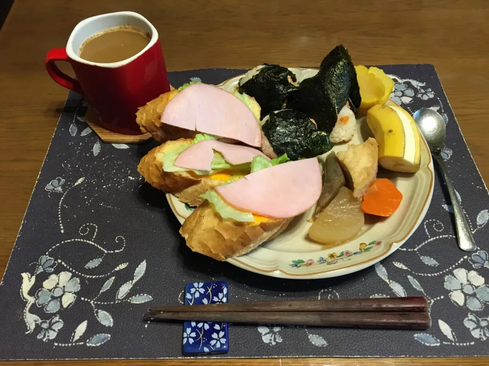 鮭の混ぜご飯おにぎり、バゲットのトーストサンドイッチ、煮物、沢庵、ホットコーヒー、バナナ(朝ご飯)|enarinさん