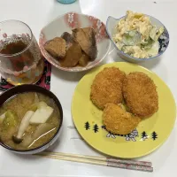 晩御飯☆ぶり大根☆マカロニサラダ☆コロッケ☆みそ汁（白菜・大根・しめじ・里芋）|Saharaさん